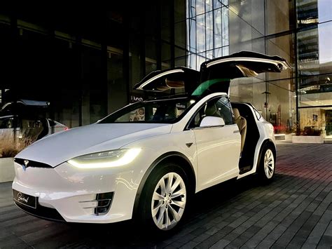 Tesla Model X su atidarytomis sakalo sparnų durimis