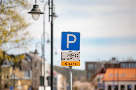 Vienybės aikštės požeminio parkingo įvažiavimas ir laisvų vietų švieslentė