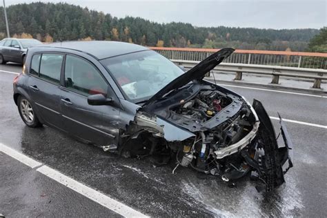 vairuotojas vairuoja automobiliu per pūgą