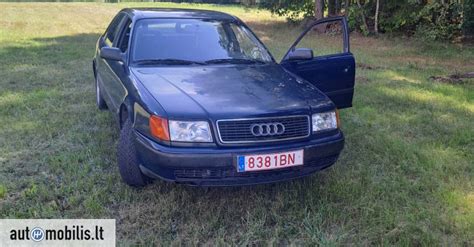 Audi 100 automobilis su ratlankiais