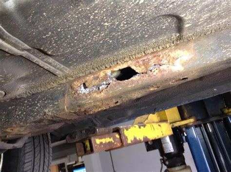 scheminis vaizdas, kaip druska ir drėgmė sukelia koroziją ant automobilio metalinių dalių