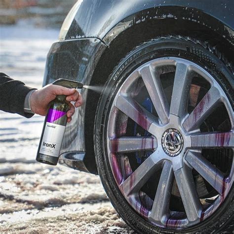 nuotrauka su skirtingomis automobilio ratų valymo priemonėmis