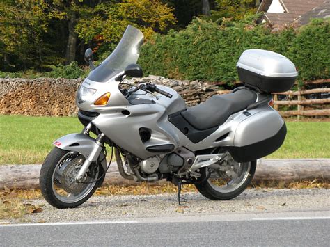 Motociklininkas ant Honda Deauville sustojęs ilgesnės kelionės metu