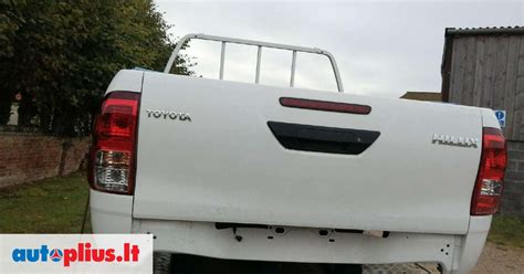 Toyota Hilux su krovinių skyriaus dangčiu