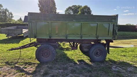 Tematinė nuotrauka: galinga Stronga priekaba su sunkiu kroviniu