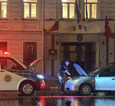 Nusivylusio policijos pareigūno nuotrauka avarijos vietoje