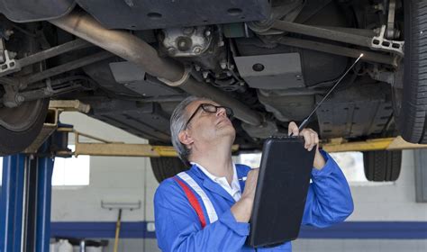 Automechanikas atlieka automobilio apžiūrą
