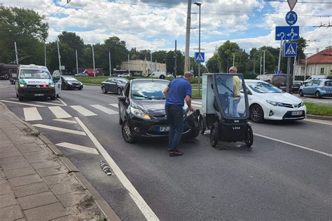 Tematinė nuotrauka: kurjeris prie furgono su siuntomis, dirbantis laisvu grafiku.