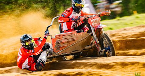 Motokroso lenktynininkas dideliu greičiu trasoje