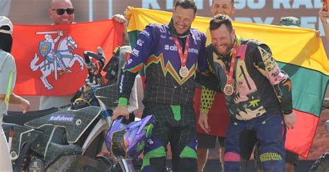 Motokroso lenktynininkai ant apdovanojimų pakylos