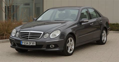 Mercedes-Benz E klasės (W211) priekio ir šono nuotrauka