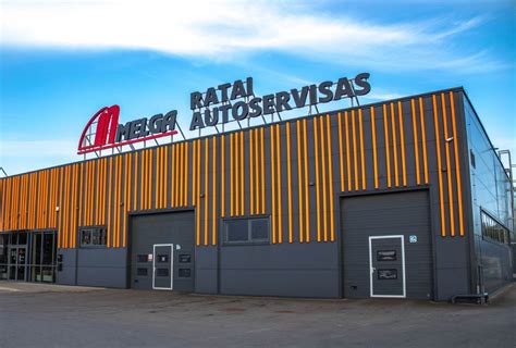 Nuotrauka, vaizduojanti „Melga“ parduotuvės vitriną su įvairiais automobilio aksesuarais ir padangomis.