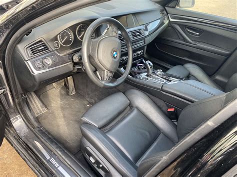 BMW F11 interjeras ir garso sistema