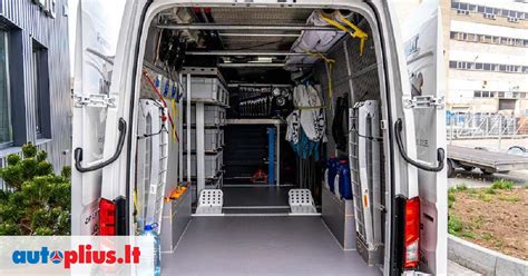 nuotrauka su mobiliu serviso mikroautobusu