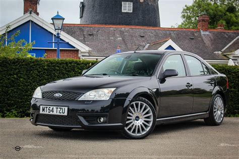 Ford Mondeo ST220 interjero nuotrauka su Recaro sėdynėmis ir specifiniu spidometru
