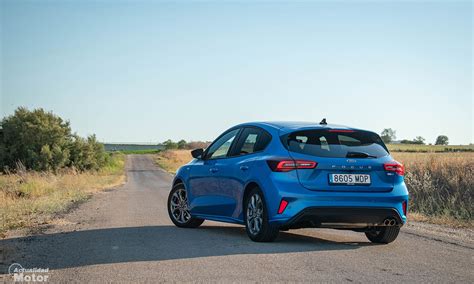 Ford Focus interjero nuotrauka su akcentu ant mygtukų gausos