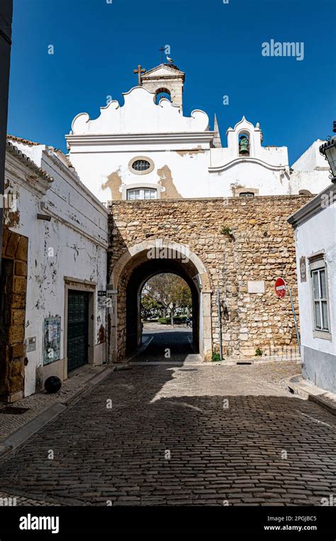 Faro miesto senamiesčio vaizdas su Arco da Vila arka