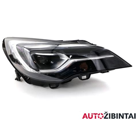 Tematinė nuotrauka: automobilio priekinis žibintas su įjungta apiplovimo sistema