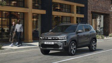 Teminė nuotrauka su Dacia Duster automobiliu ir įjungtais valytuvais lyjant lietui