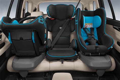 Nuotrauka, vaizduojanti vaikišką automobilio kėdutę su saugos diržais