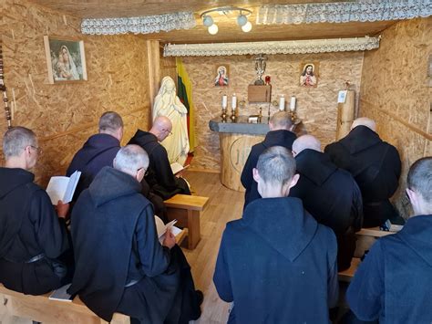 Tematinė nuotrauka: vienuolyno vienuolis, pamaldžiai meldžiasi.