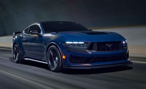 Apdaužytas ir apvirtęs „Ford Mustang“ sunkvežimyje