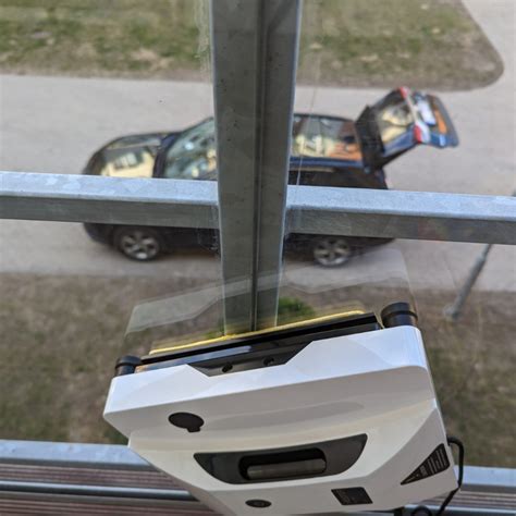 Automobilis su langų deflektoriais lyjant