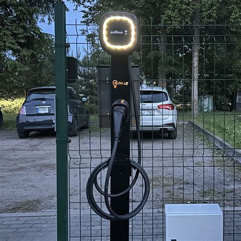 Elektromobilių įkrovimo stotelė su žymėjimu