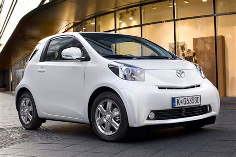 Infografika, lyginanti 2012 ir 2015 metų Toyota IQ modelių pagrindines specifikacijas