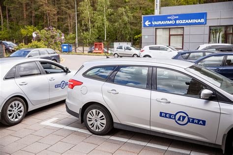 Tematinė nuotrauka: žmogus, laikantis vairavimo egzaminą Regitroje