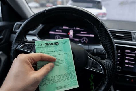 Tematinė nuotrauka: dokumentų tvarkymas automobilyje