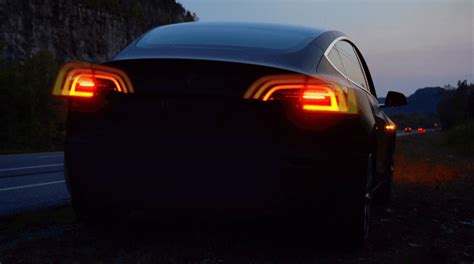 Nuotrauka, demonstruojanti stilingą automobilio priekio vaizdą su įjungtais LED priešrūkiniais žibintais.