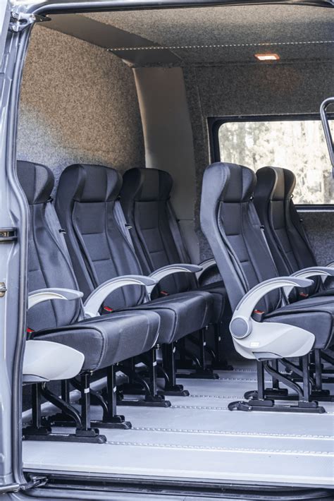 Nuotrauka, kurioje pavaizduotas keleivinis mikroautobusas su 8 sėdimomis vietomis