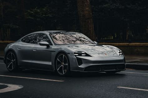 Porsche Taycan automobilis prie jūros