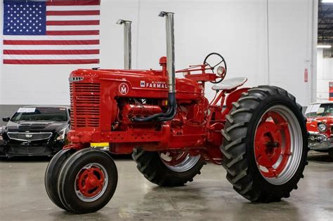 International Harvester Farmall traktorius su darbiniu velenu (1942 m.)