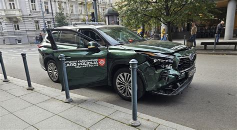 automobilis, važiuojantis per rūką su įjungtais priešrūkiniais žibintais