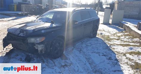 Volvo V70 automobilio išorės ir vidaus nuotraukos