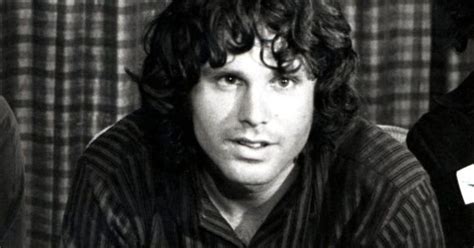 The Doors grupės koncertinis pasirodymas, pabrėžiant Jimo Morrisono teatrališkumą ir Ray’aus Manzareko klavišinių muzikos elementus