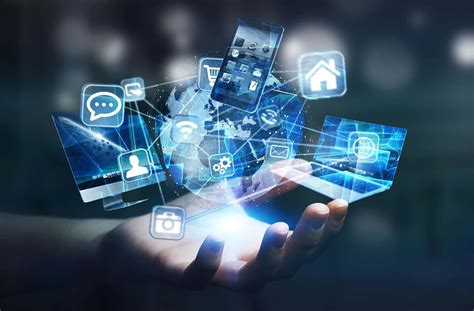 Teminė nuotrauka: žmogus, naudojantis kompiuterį ir mobilųjį telefoną, tikrinantis duomenis internete