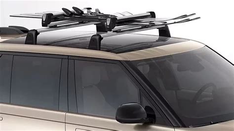Land Rover su stogo bagažine ir dviračių laikikliais