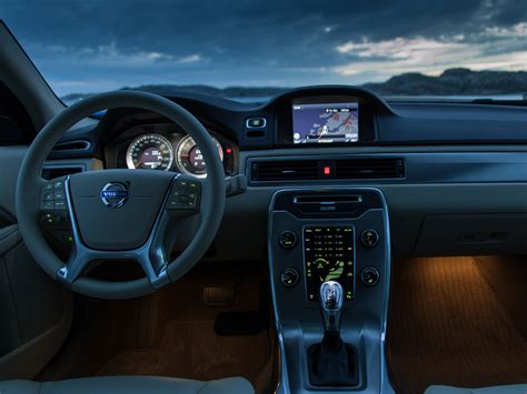 Volvo S80 interjero nuotrauka, akcentuojanti erdvumą ir medžiagas