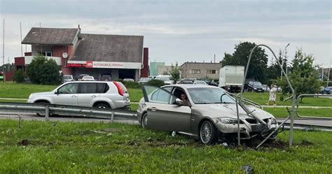Fotogalerija: BMW automobilis įstrigęs metaliniuose atitvaruose Kaune