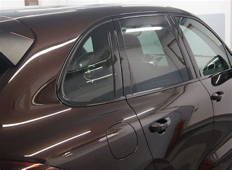 Pavyzdys chromuotų plastikinių detalių automobilyje