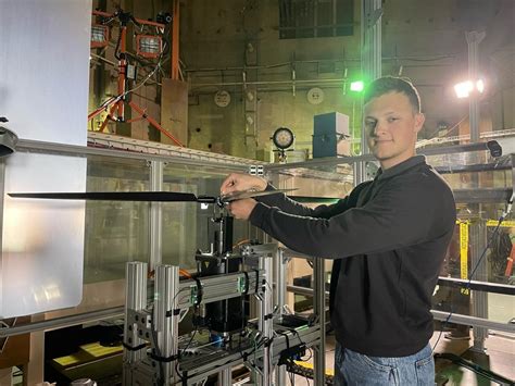 Inžinieriai, dirbantys prie naujų padangų technologijų tyrimų centre