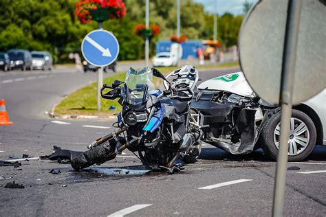 Motociklo avarijos vieta, galbūt su atitvarais ir kelio vingiu