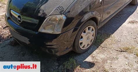 Nuotrauka, rodanti tipinius Opel Zafira kėbulo rūdijimo pažeidimus.