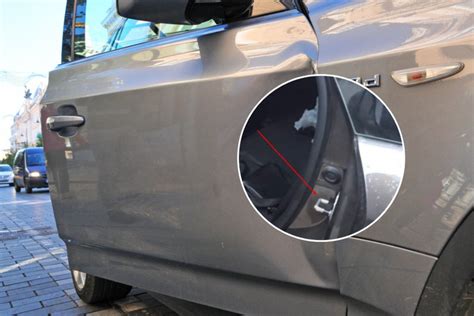 Informacinė etiketė su ratlankių parametrais ant automobilio durelių staktos