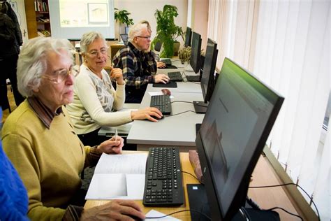 Asmuo, besinaudojantis kompiuteriu automobilių draudimo pirkimui internetu
