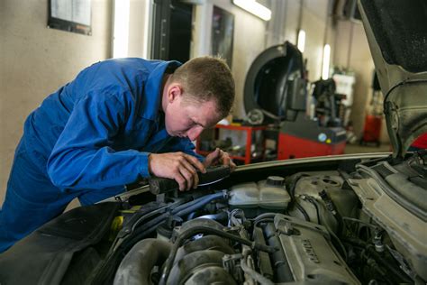 Autoserviso meistrai remontuoja Opel automobilį