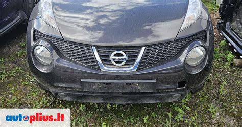 Nissan Juke automobilio priekinė dalis su išraiškingais apvaliais žibintais